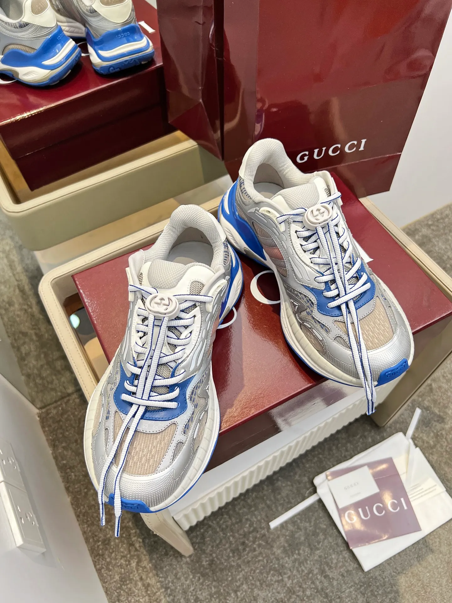 👟👟Ex-factory price 860👟👟 Men's size +10 Gucci 2.0 sneakers reinterpret the brand's iconic striped webbing elements. When retro genes collide with futuristic design, this new pair of Gucci shoes directly reaches the trend threshold💥 ✔️Color combination of caron color contrast + classic stripes, GG reflective piping, visual impact, and comes with a high-light filter when going out ✔️ The structure is made of multi-layer splicing of different materials, mesh is breathable, leather is shaped, and the outsole is combined with EVA rubber. It is fashionable and practical. ✔️ Details are made of double G midsole + iconic double G lock shoelaces. The retro DNA is crazy and restless, and every step is based on the trendy aesthetic. Size: 35-41 for women, 39-46 for men, (41.46 custom-made)